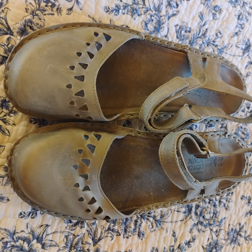 Naot 🩶 Leather Mary Jane Shoes